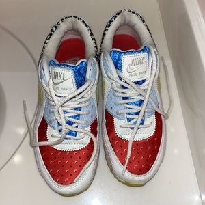 Air maxes size 7.5